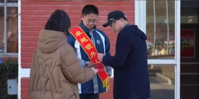逃生后续来了！网友表示：这嘉奖是不是低了凯发k8国际首页登录地震中高中生背起同学(图16)