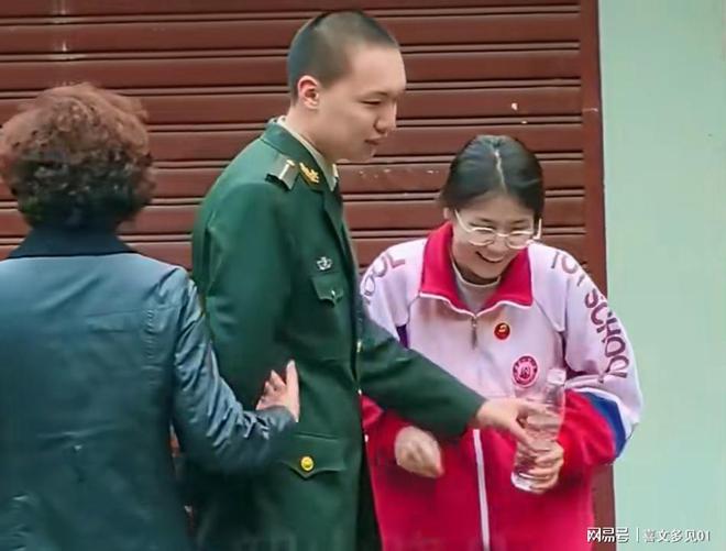 争水喝被母亲刘滨一把拉开俩孩子真调皮K8凯发天生赢家毛东东和