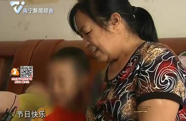 姆当成“妈妈”背后的原因……哭了！凯发k8国际娱乐首选6岁男孩把保(图7)